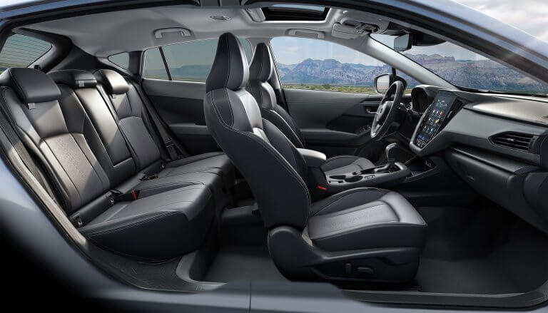 Wat de Subaru Crosstrek écht onderscheidt, is de standaard Symmetrical All-Wheel Drive. Waar veel SUV’s alleen onder bepaalde omstandigheden overschakelen naar vierwielaandrijving, beschikt Subaru permanent over optimale grip op alle vier de wielen. Dit zorgt voor meer stabiliteit, meer veiligheid en meer controle — op nat wegdek, tijdens winterse omstandigheden en op onverharde wegen. In combinatie met de hoge bodemvrijheid en het intelligente X-MODE systeem voelt de Crosstrek zich net zo zeker op landelijke wegen als in de stad. Regen, sneeuw, modder of steile hellingen: de Crosstrek blijft rustig, stabiel en betrouwbaar.