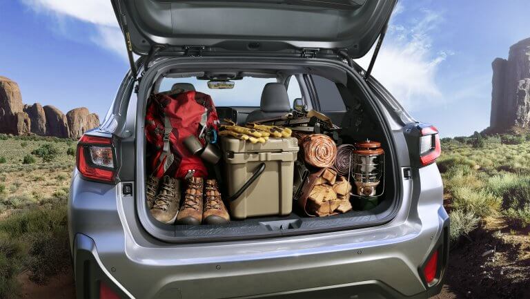 Wat de Subaru Crosstrek écht onderscheidt, is de standaard Symmetrical All-Wheel Drive. Waar veel SUV’s alleen onder bepaalde omstandigheden overschakelen naar vierwielaandrijving, beschikt Subaru permanent over optimale grip op alle vier de wielen. Dit zorgt voor meer stabiliteit, meer veiligheid en meer controle — op nat wegdek, tijdens winterse omstandigheden en op onverharde wegen. In combinatie met de hoge bodemvrijheid en het intelligente X-MODE systeem voelt de Crosstrek zich net zo zeker op landelijke wegen als in de stad. Regen, sneeuw, modder of steile hellingen: de Crosstrek blijft rustig, stabiel en betrouwbaar.
