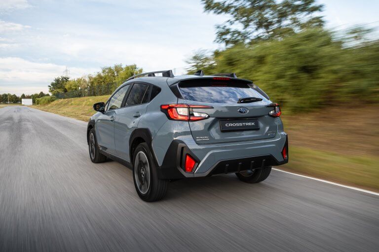 Wat de Subaru Crosstrek écht onderscheidt, is de standaard Symmetrical All-Wheel Drive. Waar veel SUV’s alleen onder bepaalde omstandigheden overschakelen naar vierwielaandrijving, beschikt Subaru permanent over optimale grip op alle vier de wielen. Dit zorgt voor meer stabiliteit, meer veiligheid en meer controle — op nat wegdek, tijdens winterse omstandigheden en op onverharde wegen. In combinatie met de hoge bodemvrijheid en het intelligente X-MODE systeem voelt de Crosstrek zich net zo zeker op landelijke wegen als in de stad. Regen, sneeuw, modder of steile hellingen: de Crosstrek blijft rustig, stabiel en betrouwbaar.