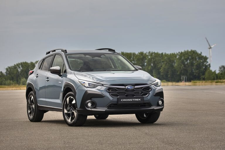Wat de Subaru Crosstrek écht onderscheidt, is de standaard Symmetrical All-Wheel Drive. Waar veel SUV’s alleen onder bepaalde omstandigheden overschakelen naar vierwielaandrijving, beschikt Subaru permanent over optimale grip op alle vier de wielen. Dit zorgt voor meer stabiliteit, meer veiligheid en meer controle — op nat wegdek, tijdens winterse omstandigheden en op onverharde wegen. In combinatie met de hoge bodemvrijheid en het intelligente X-MODE systeem voelt de Crosstrek zich net zo zeker op landelijke wegen als in de stad. Regen, sneeuw, modder of steile hellingen: de Crosstrek blijft rustig, stabiel en betrouwbaar.