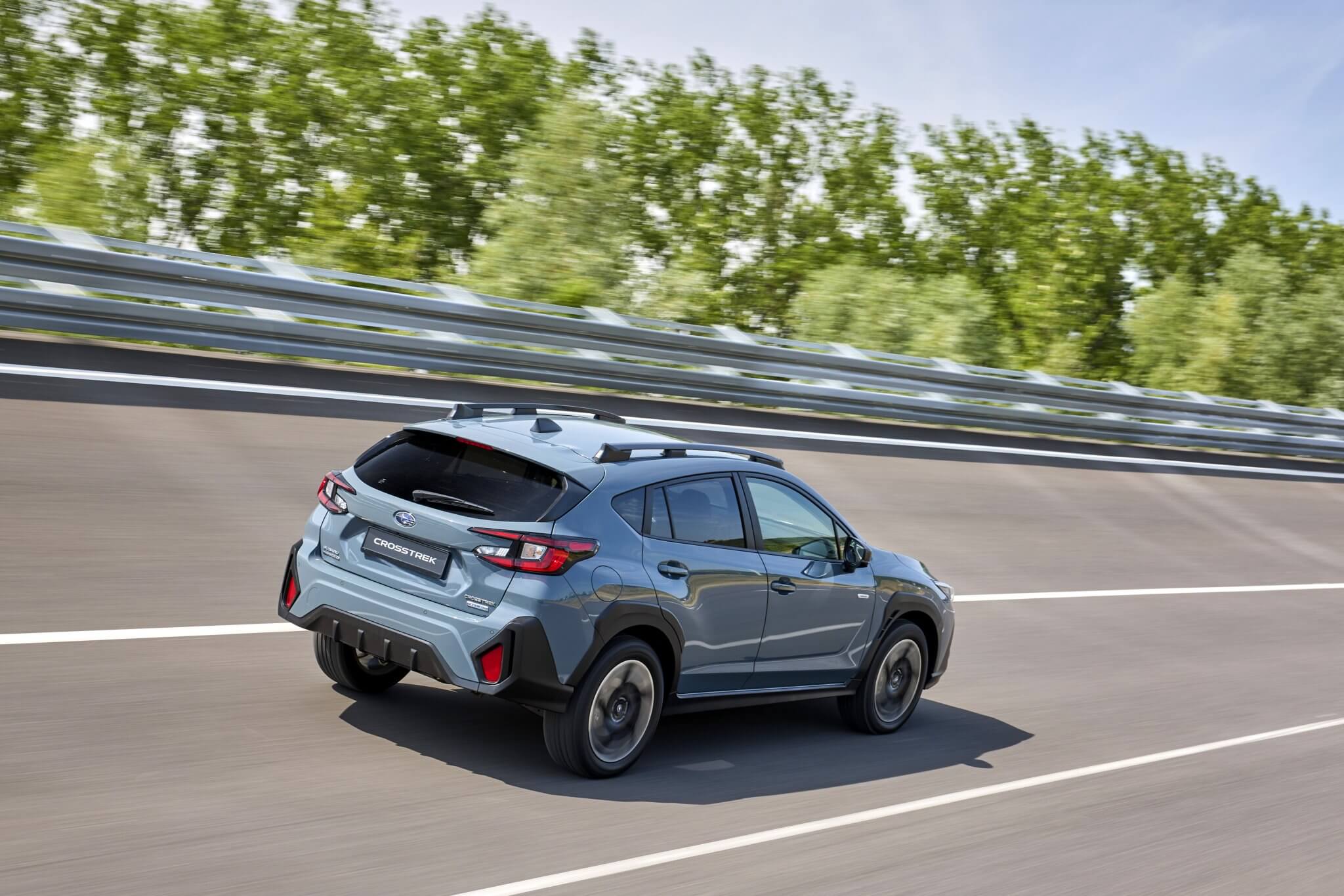 Wat de Subaru Crosstrek écht onderscheidt, is de standaard Symmetrical All-Wheel Drive. Waar veel SUV’s alleen onder bepaalde omstandigheden overschakelen naar vierwielaandrijving, beschikt Subaru permanent over optimale grip op alle vier de wielen. Dit zorgt voor meer stabiliteit, meer veiligheid en meer controle — op nat wegdek, tijdens winterse omstandigheden en op onverharde wegen. In combinatie met de hoge bodemvrijheid en het intelligente X-MODE systeem voelt de Crosstrek zich net zo zeker op landelijke wegen als in de stad. Regen, sneeuw, modder of steile hellingen: de Crosstrek blijft rustig, stabiel en betrouwbaar.