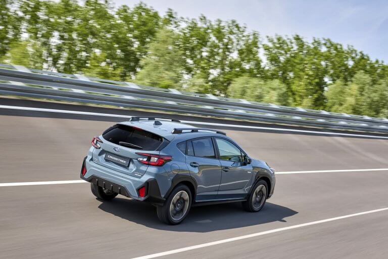 Wat de Subaru Crosstrek écht onderscheidt, is de standaard Symmetrical All-Wheel Drive. Waar veel SUV’s alleen onder bepaalde omstandigheden overschakelen naar vierwielaandrijving, beschikt Subaru permanent over optimale grip op alle vier de wielen. Dit zorgt voor meer stabiliteit, meer veiligheid en meer controle — op nat wegdek, tijdens winterse omstandigheden en op onverharde wegen. In combinatie met de hoge bodemvrijheid en het intelligente X-MODE systeem voelt de Crosstrek zich net zo zeker op landelijke wegen als in de stad. Regen, sneeuw, modder of steile hellingen: de Crosstrek blijft rustig, stabiel en betrouwbaar.