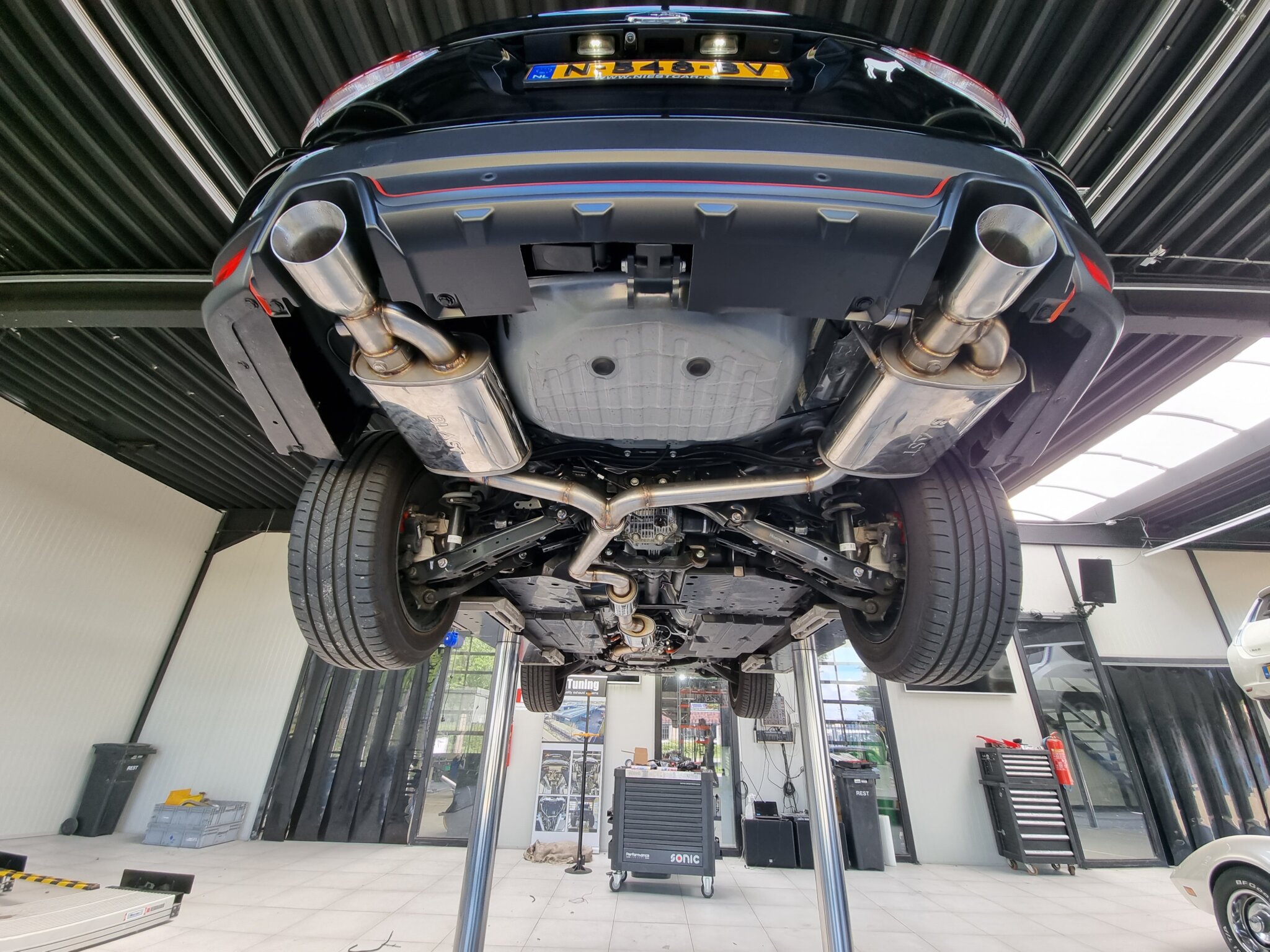 Subaru Forester hybride e-BOXER sport aangepast uitlaatsysteem diffuser tuning velgen banden heemskerk niestcar