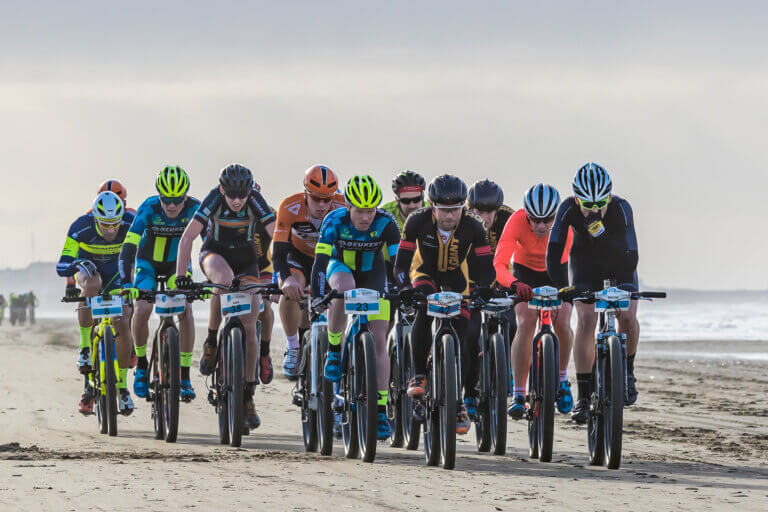 Niestcar, hoofdsponsor van de Subaru Beach Battle tijdens de nederlandse kampioenschap strandrace 2023