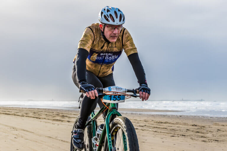 Niestcar, hoofdsponsor van de Subaru Beach Battle tijdens de nederlandse kampioenschap strandrace 2023