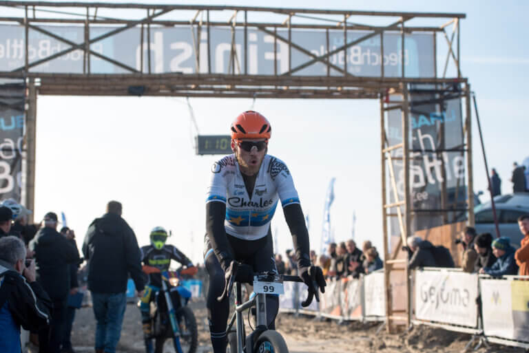 Niestcar, hoofdsponsor van de Subaru Beach Battle tijdens de nederlandse kampioenschap strandrace 2023