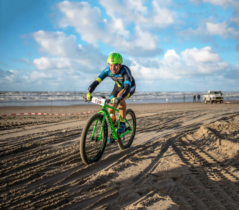Niestcar, hoofdsponsor van de Subaru Beach Battle tijdens de nederlandse kampioenschap strandrace 2023