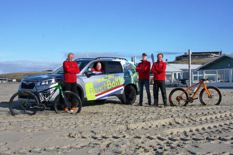 Jeroen Scheffer, Alexander de Wagt, Maarten Niesten en Ronald van Hecke met de Promo-Koers auto van Subaru Niestcar en de Storm bikes van Beukers bikecentre.