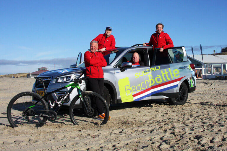 Jeroen Scheffer, Alexander de Wagt, Maarten Niesten en Ronald van Hecke met de Promo-Koers auto van Subaru Niestcar en de Storm bikes van Beukers bikecentre.