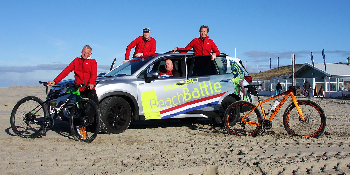 Jeroen Scheffer, Alexander de Wagt, Maarten Niesten en Ronald van Hecke met de Promo-Koers auto van Subaru Niestcar en de Storm bikes van Beukers bikecentre.