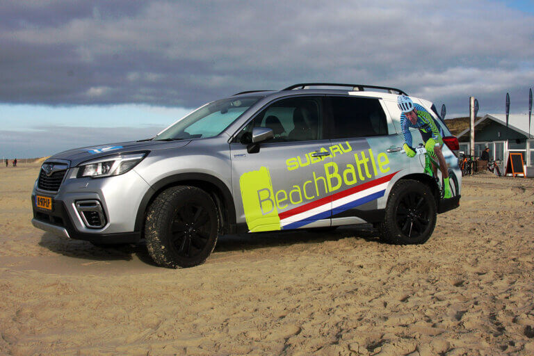 Jeroen Scheffer, Alexander de Wagt, Maarten Niesten en Ronald van Hecke met de Promo-Koers auto van Subaru Niestcar en de Storm bikes van Beukers bikecentre.