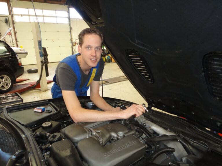 Erik de Boer 25 jaar in dienst bij autobedrijf Niestcar in Heemskerk.