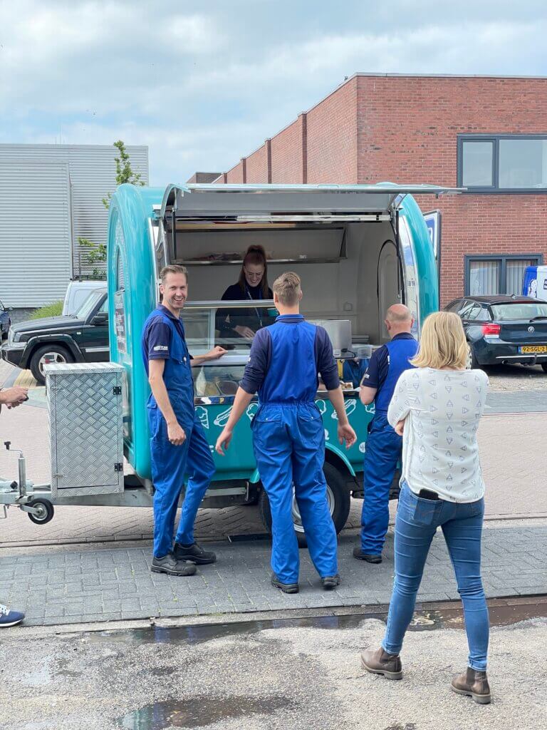 Erik de boer is 25 jaar in dienst bij autobedrijf Niestcar in heemskerk.