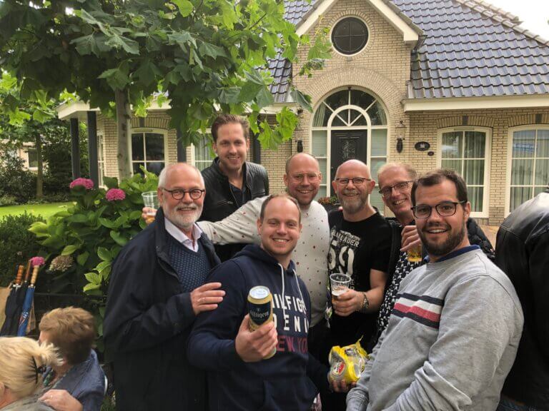 Erik de boer is 25 jaar in dienst bij autobedrijf Niestcar in heemskerk.