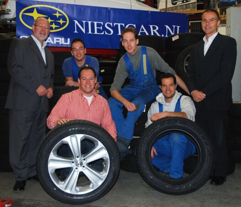 Erik de Boer 25 jaar in dienst bij autobedrijf Niestcar in Heemskerk.